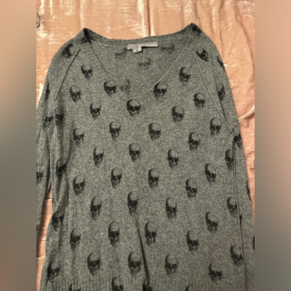 Super comfortable sweater! Work a few times. Still good condition!
